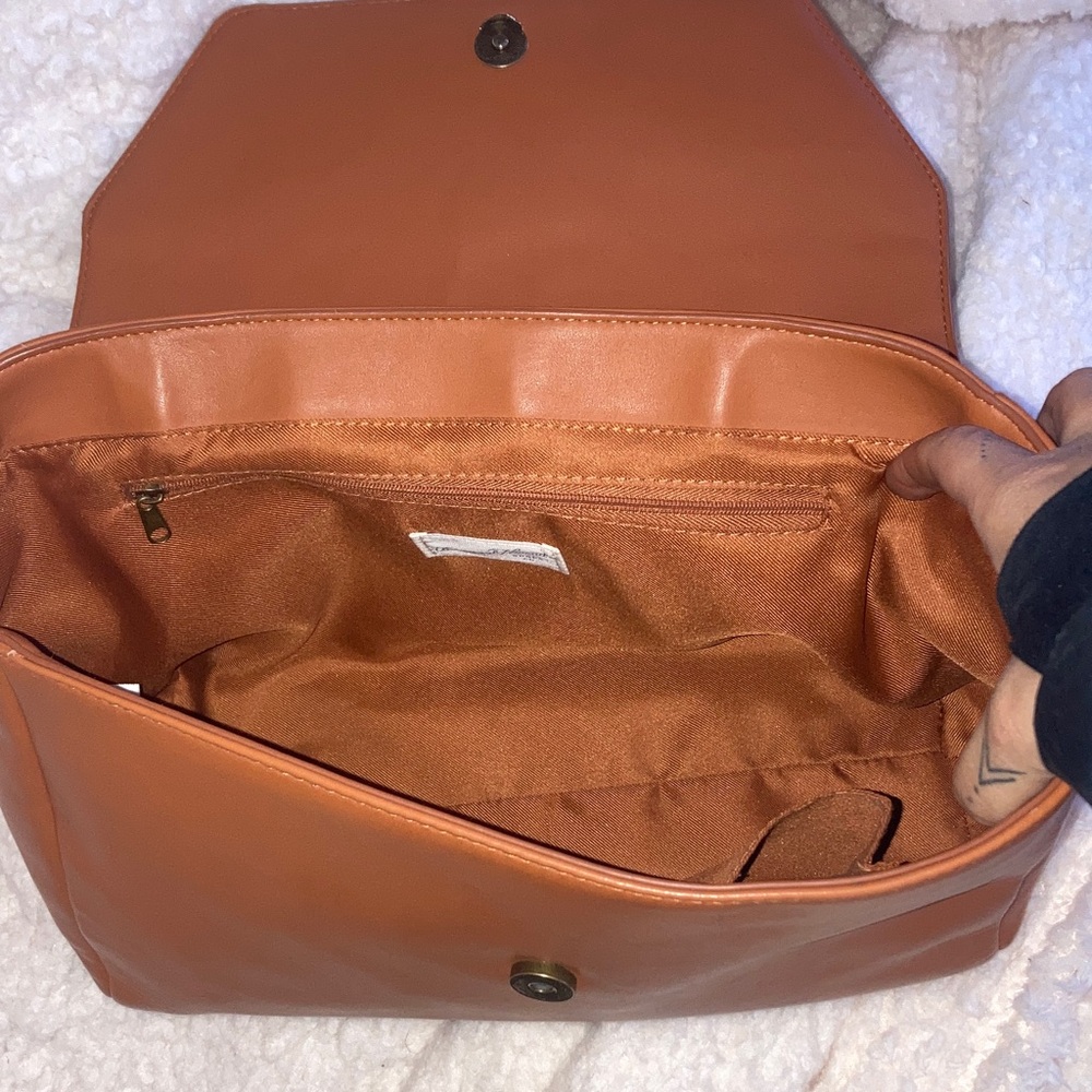 🤎🤎🤎🤎Universal thread Elegant Tan Leather Handbag
NWOT - Picture 3 of 7